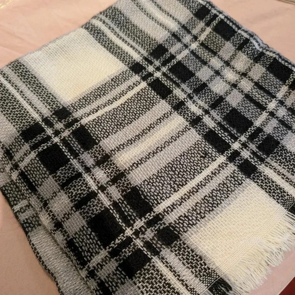 Plaid Black and White Throw Blanket - Picture 1 of 7